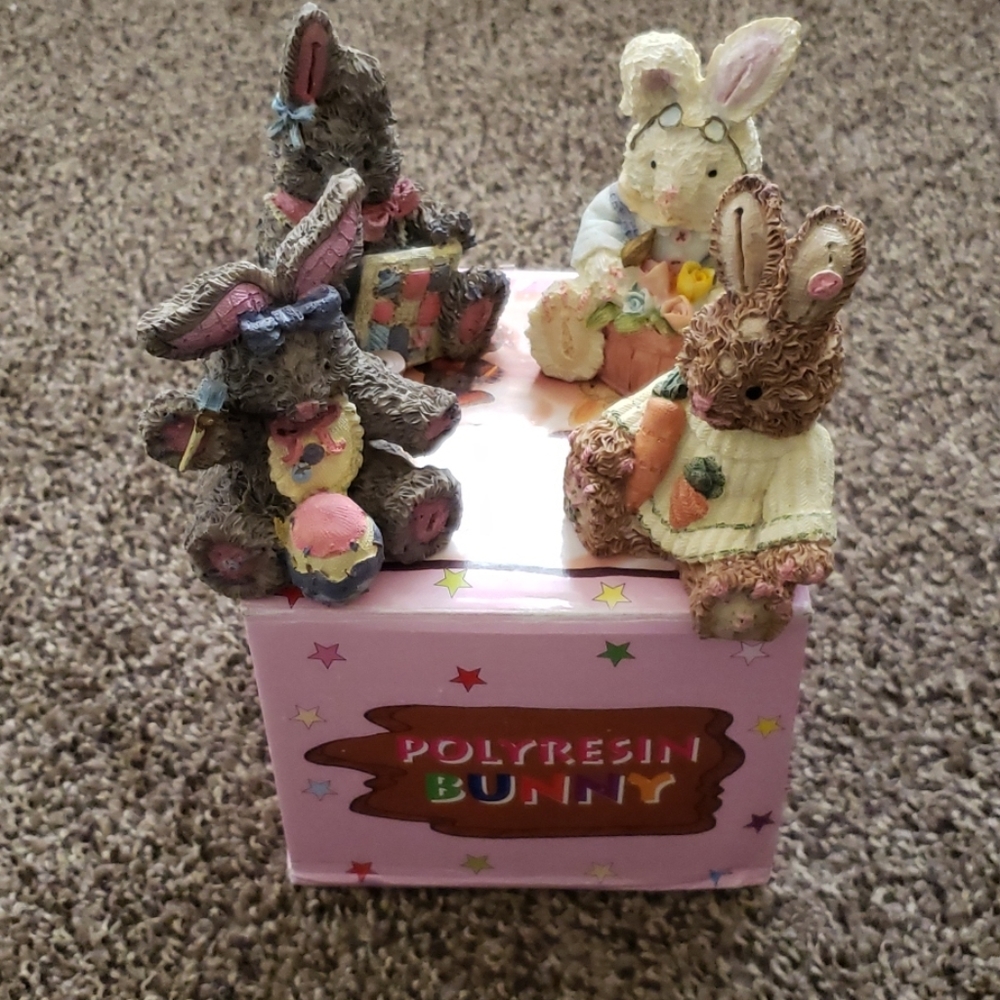 4 Polyresin bunnies with box